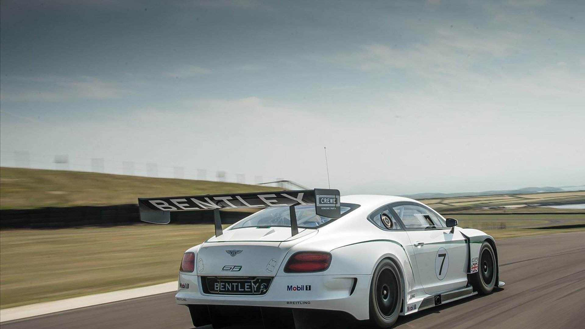 爱游戏综合娱乐-“海岸追逐：沿海赛段的惊心动魄”，沿着海岸线