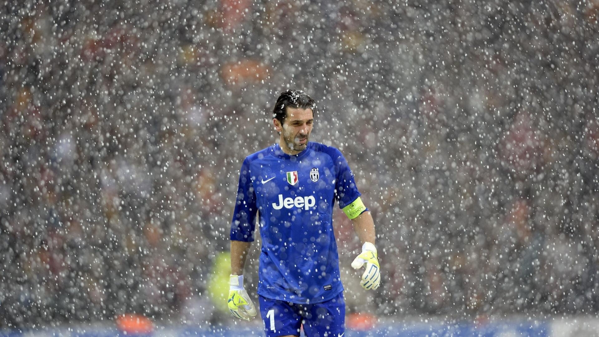 爱游戏官方-塞内加尔球员用“踢雪仗”热身，观众直呼太欢乐，塞内加尔摔跤场谁建的