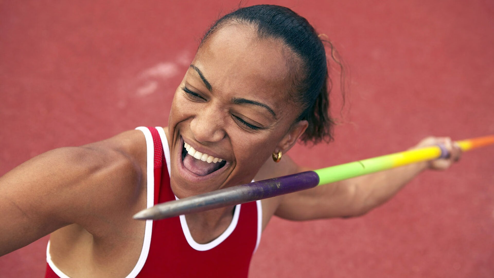 裁判在关键比赛中控场能力出色避免局势失控保持公平,裁判员对比赛进行管理的手势有